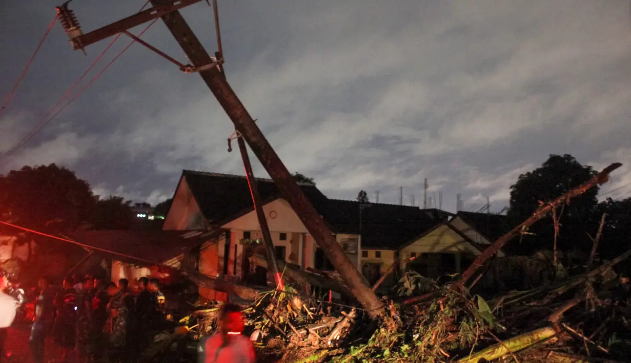 Petugas penyelamat bekerja setelah banjir akibat hujan lebat semalam di Medan, Sumatera Utara (4/12/2020). (AFP/Albert Ivan Damanik)