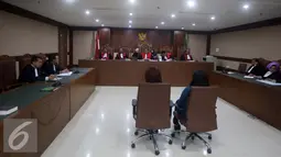 Dessy Ariyati Edwin dan Julia Prasetyarini saat menjalani sidang putusan di Pengadilan Tipikor Jakarta, Rabu (7/9). Keduanya divonis empat tahun penjara dan denda Rp200 juta subsider dua bulan. (Liputan6.com/Helmi Afandi)