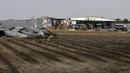 Puing mengotori tanah di dekat bangunan pertanian yang rusak parah akibat tornado pada Rabu, 19 Juli 2023, di Rocky Mount, N.C. (AP Photo/Chris Seward)