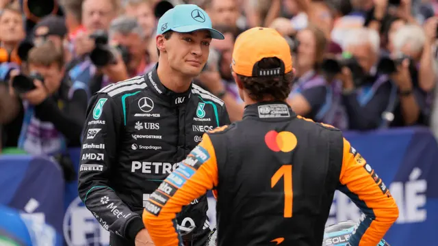 Pembalap Mercedes asal Inggris, George Russell (kiri), berbincang dengan pembalap McLaren asal Inggris, Lando Norris, setelah sesi kualifikasi Formula 1 Grand Prix Belanda di Zandvoort, Belanda, Sabtu, 22 Agustus 2026. (Foto AP/Darko Bandic)