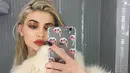 Kylie Jenner, adik bungsu dari Kim Kardashian ini memiliki hobi yang cukup berbeda. Selalu tampil seksi, Kylie juga kerap hadirkan foto selfie di balik cermin. (Instagram/kyliejenner)