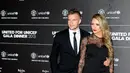 Tom Cleverley (kiri) dan istrinya Georgina Dorsett.  (AFP PHOTO/Paul Ellis)
