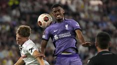 Pemain Liverpool, Ryan Gravenberch (tengah) berebut bola dengan pemain  Linzer ASK pada laga Grup E Liga Europa 2023/2024 di Linz, Austria, Jumat (22/09/2023). Laga tersebut menjadi debut bagi Ryan Gravenberch bersama Liverpool. (AP Photo/Matthias Schrader)