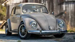 Siapa yang tidak kenal dengan Volkswagen Beetle atau biasa disebut sebagai VW Kodok. Mobil yang populer selama banyak dekade, Mobil ini masih sangat mudah ditemukan dan banyak yang masih bertahan diberbagai negara. Mobil ini dilengkapi dengan mesin 1600cc dan dibanderol seharga 16.000 dolar atau sekitar Rp246 jutaan (Source: hotcars.com)