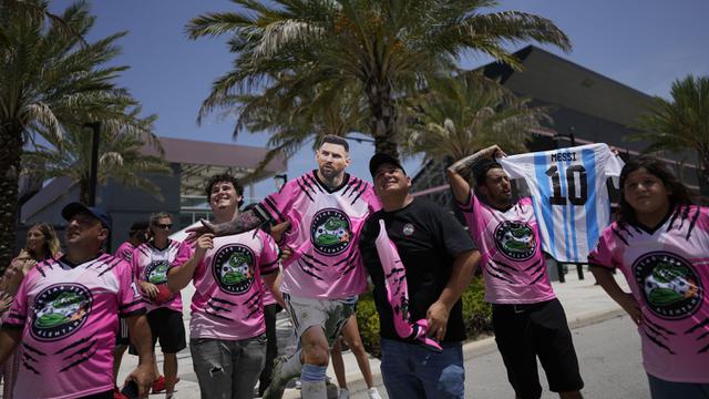 Foto: Antusiasme Fans Inter Miami saat Lionel Messi Dikabarkan Sudah Mendarat di Florida