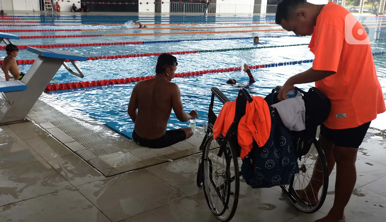 Atlet para swimming mengikuti kejuaaran 2nd Jakarta Open Para Swimming Championship 2019 di GBK Aquatic Center, Jakarta, Sabtu (29/11/2019). Kejuaran renang yang diikuti para atlet disabilitas ini dapat menumbuhkan atlet disabilitas yang unggul dan bisa mewakili Indonesia. (merdeka.com/Imam Buhori)