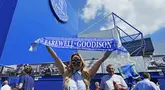 Seorang pendukung Everton berpose dengan membentangkan syal bertuliskan "Perpisahan untuk Goodison" menjelang laga lanjutan Liga Inggris 2024/2025 melawan Southampton di Goodison Park, Liverpool, Inggris, Minggu (18/05/2025) waktu setempat. Ini merupakan momen terakhir laga kandang Everton di stadion tersebut. (AP Photo/PA/Peter Byrne)