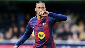 Selebrasi penyerang Barcelona, Raphinha usai membobol gawang Villarreal, Minggu (21/12/2025) (AP Photo/Alberto Saiz)