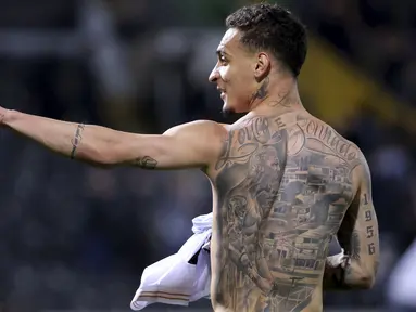Pemain Real Betis, Antony melakukan selebrasi setelah mencetak gol ke gawang Vitoria Guimaraes dalam laga leg 2 babak 16 besar Conference League yang berlangsung di D Afonso Henriques Stadium, Portugal, Jumat (14/03/2025) dini hari WIB. (AP Photo/Luis Vieira)