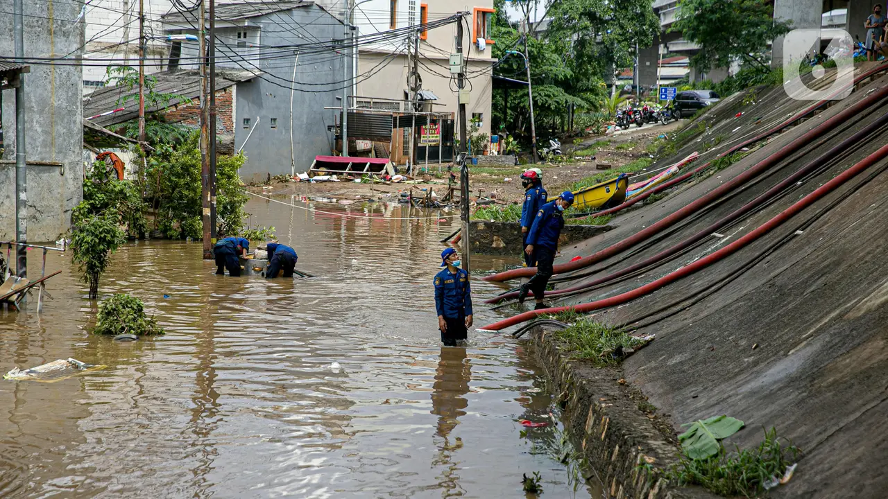FOTO: Aksi Pemadam Kebakaran Sedot Air Banjir di Cipinang Melayu
