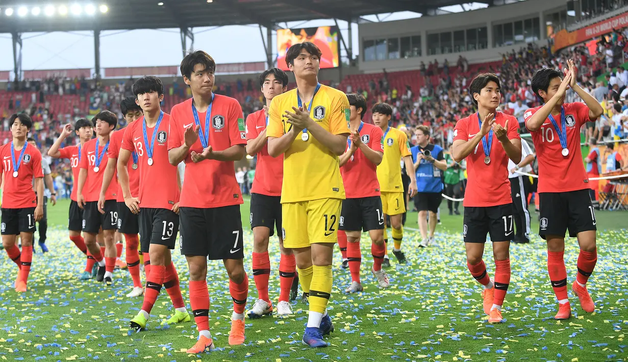 Para pemain Timnas Korea Selatan U-20 memberikan aplaus kepada penonton setelah penyerahan medali peringkat kedua Piala Dunia U-20 2019 di Lodz, Polandia (15/6/2019). Prestasi terbaik Korea Selatan pada ajang Piala Dunia U-20 adalah satu kali merebut peringkat kedua yaitu pada edisi terakhir 2019 di Polandia setelah kalah 1-3 dari Ukraina di partai final. Sebelumnya pada edisi 1983 di Meksiko, Korsel mampu finis di peringkat ketiga setelah kalah 1-2 dari Polandia. (AFP/Janek Skarzynski)
