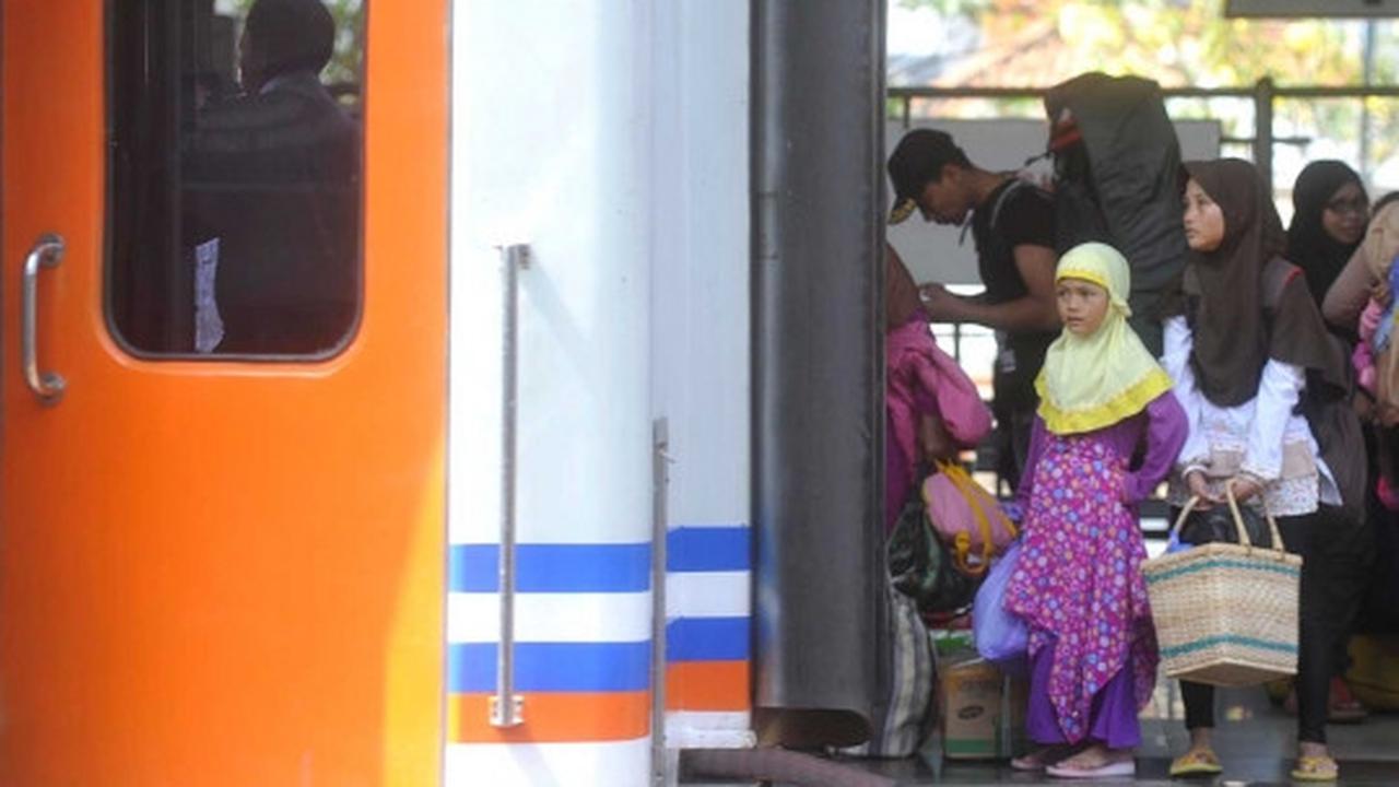 Pemudik mengantre panjang di Stasiun Senen