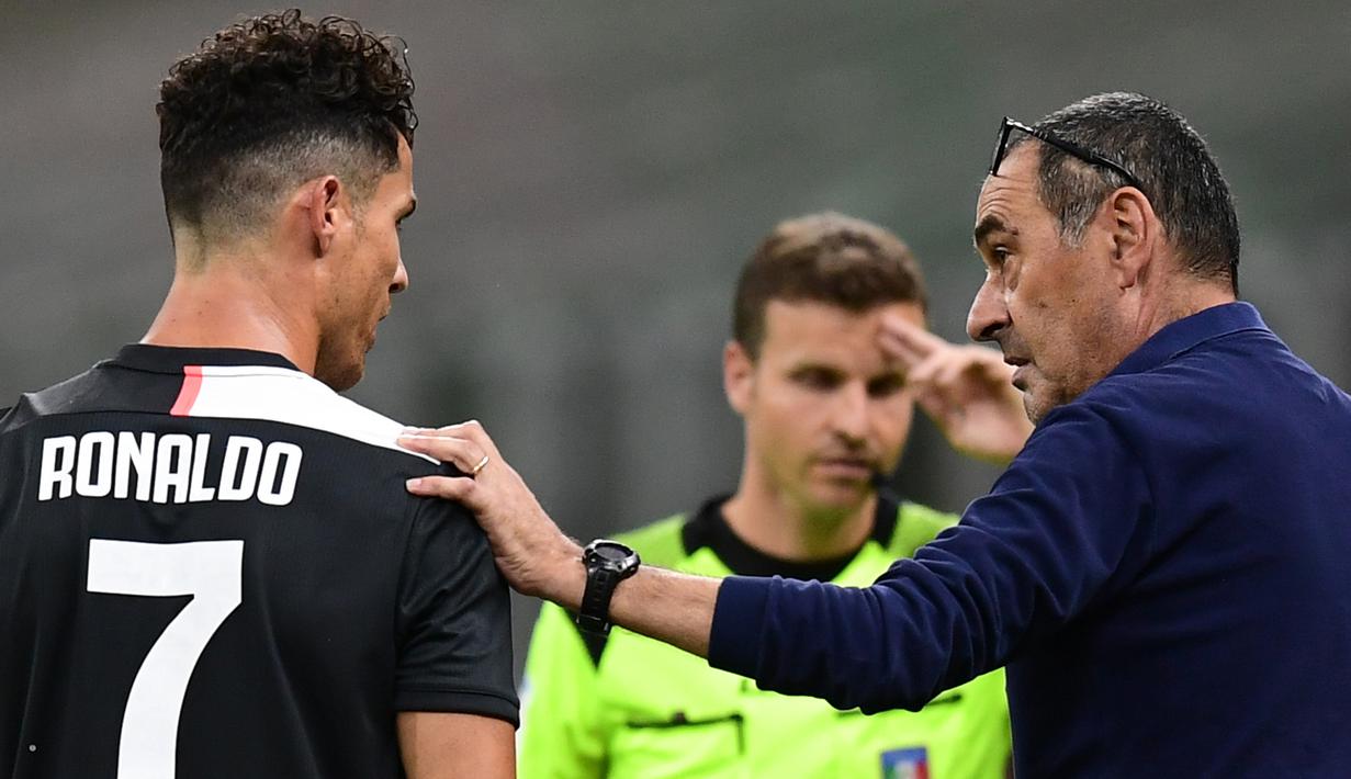 Pelatih Juventus, Maurizio Sarri, berbicara dengan Cristiano Ronaldo saat menghadapi AC Milan pada laga lanjutan Serie A di San Siro, Rabu (8/7/2020) dini hari WIB. Juventus kalah 2-4 atas AC Milan. (AFP/Miguel Medina)