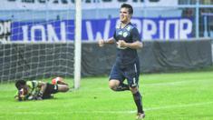 Striker seleksi Arema asal Australia, Gustavo Giron, berhasil mencetak gol melalui penalti ke gawang Persija dalam laga uji coba di Stadion Kanjuruhan, Malang, Sabtu, (16/4/2016). (Bola.com/Iwan Setiawan)