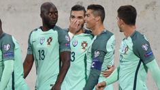 Para pemain Portugal merayakan gol yang dicetak oleh Cristiano Ronaldo ke gawang Andorra pada laga kualifikasi Piala Dunia 2018 di Stadion Municipal, Sabtu (7/10/2017). Portugal menang 2-0 atas Andorra. (AFP/Pascal Pavani)