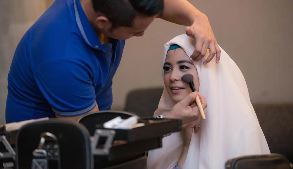 Sang perias berusaha memastikan bahwa setiap detil penampilan Risty terlihat sempurna (Desmond Manullang/Bintang.com)
