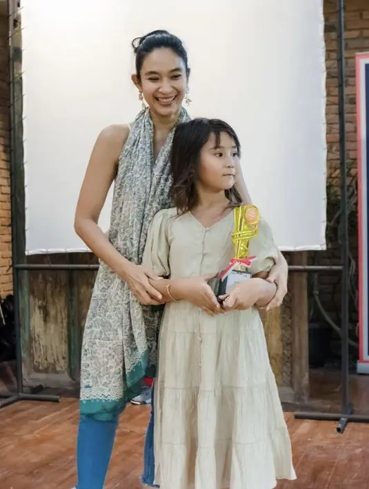 Happy pun hadir saat sang putri berprestasi. Happy tampil dengan syal dan celana denimnya. Sedangkan sang putri mengenakan dress. @happysalma
