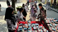 Sejumlah siswa sedang mengantre untuk mendapatkan nasi kotak dalam uji coba makan bergizi gratis di SDn Tugu, Jebres, Solo, Kamis (25/7).(Liputaan6.com/Fajar Abrori)&nbsp;