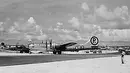 Sebuah  pesawat Angkatan Udara AS B-29 yang dijuluki "Enola Gay" mendarat di Pulau Tinian setelah menjatuhkan bom atom pertama di Kota Hiroshima, Jepang, 06 Agustus 1945. (AFP PHOTO / Arsip Nasional / HO)