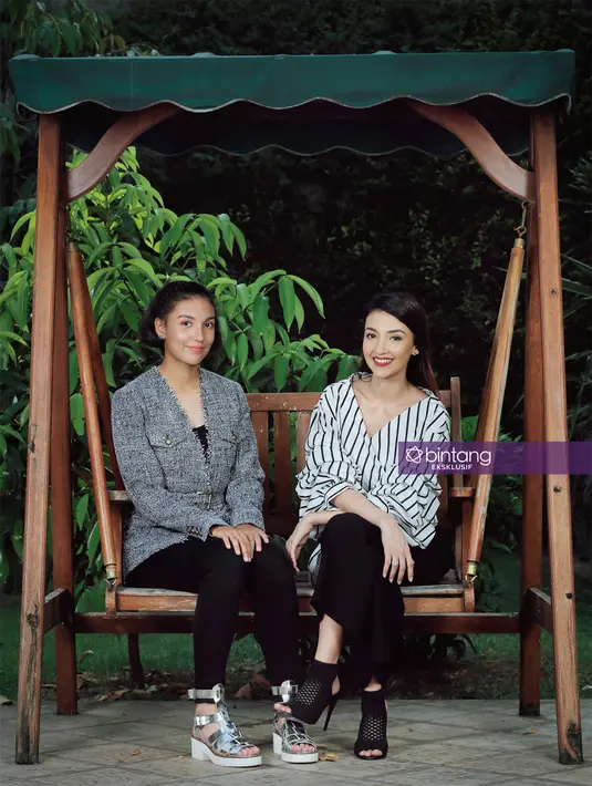 Foto dan wawancara eksklusif Bintang.com beberapa waktu lalu. Tsania Marwa bersama adiknya, Ghina. Ghina juga pernah terjun ke dunia entertainment beberapa tahun silam. Foto: Adrian Putra, Digital Imaging: Muhammad Iqbal Nurfajri.