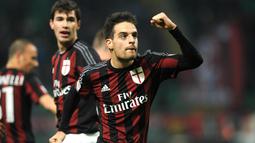 Ekspresi pemain AC Milan, Giacomo Bonaventura, setelah mencetak gol ke gawang Sampdoria dalam laga Serie A di Stadion San Siro, Minggu (29/11/2015) dini hari WIB. (EPA/Daniele Mascolo)