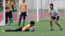 Pelatih kiper Timnas Indonesia U-19, Kim Hae-won, memberikan arahan kepada Cahya Supriadi saat latihan. (Bola.com/M Iqbal Ichsan)