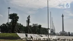Aktivitas pekerja saat menyelesaikan proyek revitalisasi Plaza Selatan Monumen Nasional (Monas), Jakarta, Senin (6/7/2020). Proyek revitalisasi yang menelan biaya Rp71 miliar dan sempat menuai polemik tersebut kini hampir rampung. (merdeka.com/Iqbal S. Nugroho)