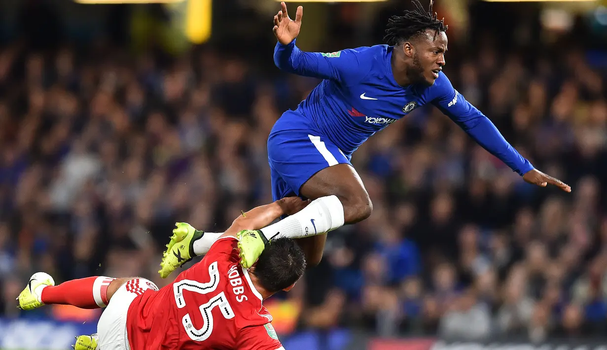 Pemain Chelsea, Michy Batshuayi (kanan) memborong tiga gol aat melawan Nottingham Forest pada babak ketiga Piala Liga Inggris di Stamford Bridge, London (20/9/2017). Chelsea menang 5-1. (AFP/Glyn Kirk)