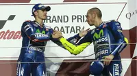 Pebalap Movistar Yamaha, Valentino Rossi (kanan), memberikan ucapan selamat kepada rekan setimnya Maverick Vinales yang menjuarai balapan MotoGP Qatar, 26 Maret 2017. (Motorcyclenews)