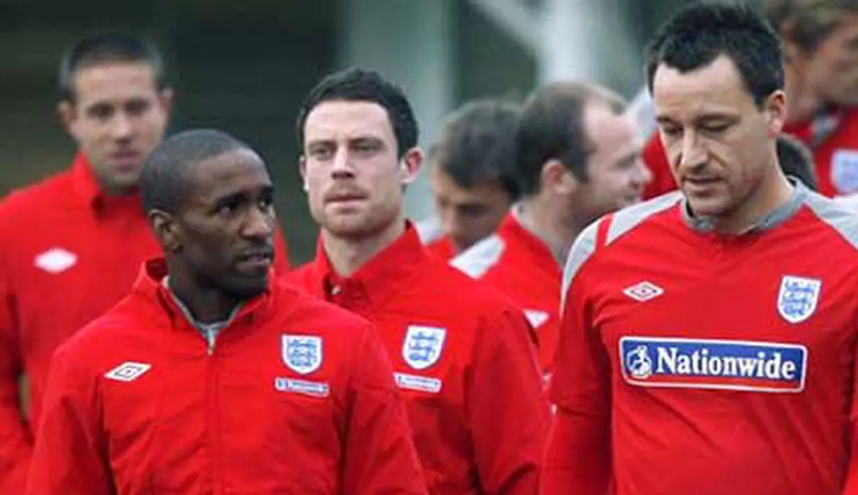 Kapten Inggris, John Terry (kanan) didampingi Jermain Defoe (kiri) memimpin sesi latihan timnas yang digelar di London Colney, 10 November 2009 jelang laga persahabatan melawan Brasil di Dubai. AFP PHOTO / Ian Kington 