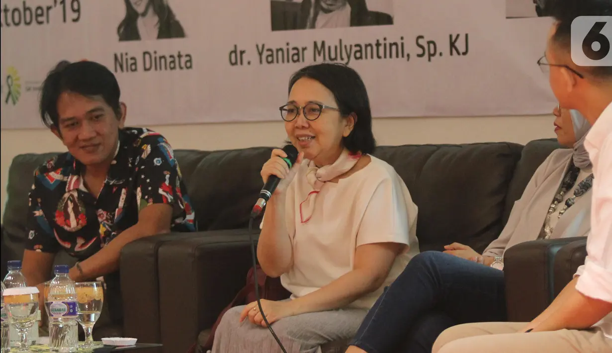 Psikiatri RSUD Pasar Minggu dr. Yaniar Mulyantini, Komunitas Art Giving Fifi dan Film Maker Yatna  menjadi pembicara dalam talkshow di Jakarta, Sabtu (12/10/2019). Acara yang digelar Sahitya dan RSUD Pasar Minggu itu bertema 'Menghapus Stigma, Berikan Dukungan'. (Liputan6.com/Angga Yuniar)