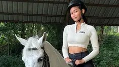 Pemenang ajang Indonesian Next Top Model musim kedua ini mengisi waktu luangnya dengan latihan berkuda. Sarah Timuwa ini terlihat bak seorang atlet berkuda profesional. (Liputan6.com/IG/@sarahtumiwa)