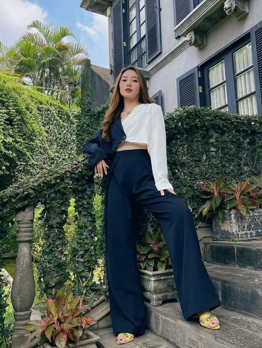 Begini tampilan edgy Natasha Wilona dengan cropped blazer monokrom yang dipadukan celana kulot warna hitam. (Instagram/natashawilona12).