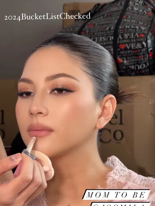 Makeup Jessica Mila ditutup dengan lip matte nude yang bikin calon ibu terlihat cantik natural [@itsfrankywu]