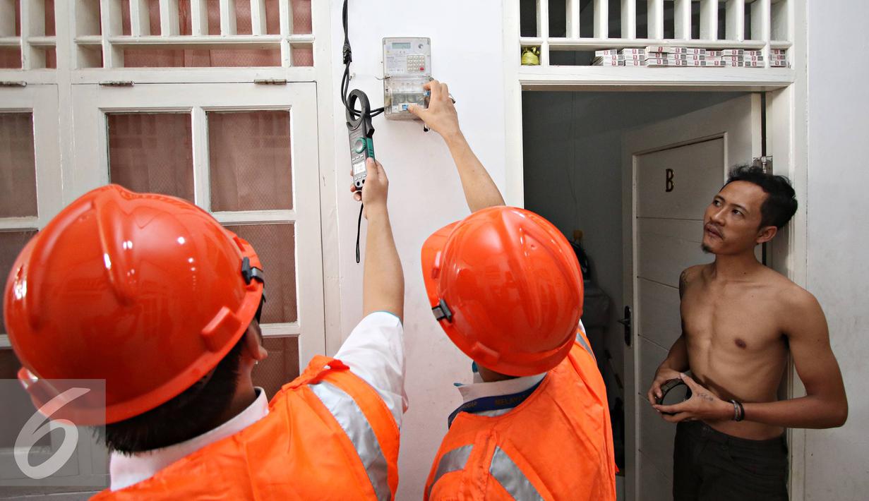Warga melihat Petugas PLN memeriksa tegangan pada alat pembatas dan pengukur, Jakarta, Selasa (17/11). Subsidi dengan daya 900 VA hanya akan diberikan pada pelanggan kategori masyarakat miskin dan rentan miskin. (Liputan6.com/Immanuel Antonius)