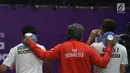 Ganda putra Indonesia, Fajar Alfian/Muhammad Rian Ardianto menerima arahan pelatih saat jeda laga melawan pemain China Zhang Nan/Liu Cheng pada final Beregu Putra Asian Games 2018 di Istora Kompleks GBK, Rabu (22/8). (Liputan6.com/Helmi Fithriansyah)