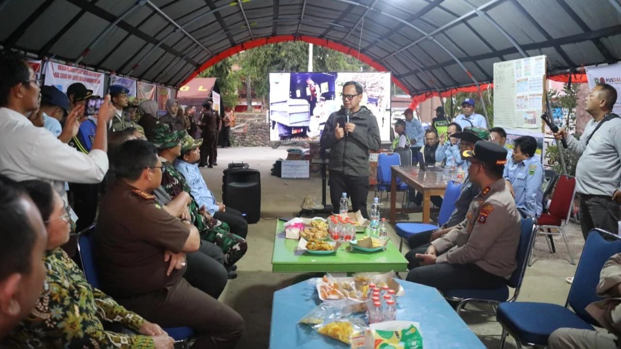 Wamendagri Bima Arya Tinjau Penanganan Banjir di Solok, Tekankan Distribusi Logistik dan Percepatan Pemulihan