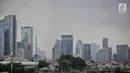 Gedung-gedung bertingkat di kawasan Sudirman, Jakarta yang berselimut awan hitam, Rabu (23/11). BMKG memperkirakan puncak musim hujan di Jakarta diprediksi terjadi sepanjang Januari hingga Februari 2019. (Liputan6.com/Faizal Fanani)
