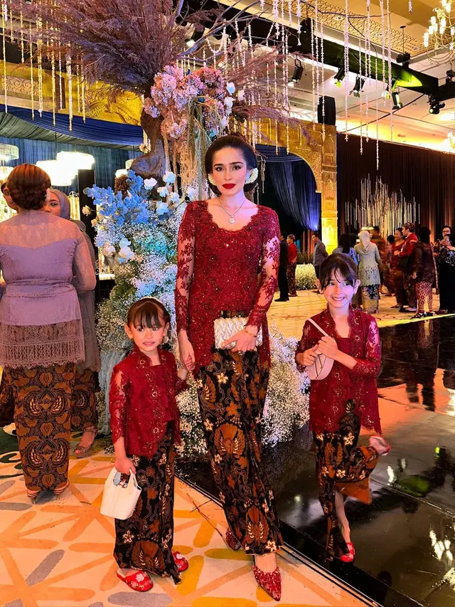 Artis pakai kebaya merah