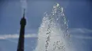 Sebuah foto menunjukkan semburan air di dekat air mancur Trocadero dekat Menara Eiffel, di tengah suhu tinggi di Paris, Kamis (16/6/2022). Prancis akan mengalami suhu yang memecahkan rekor mendekati 40 derajat Celcius pada Juni, karena gelombang panas dini yang diperkirakan akan melanda sebagian besar negara itu.
(JULIEN DE ROSA / AFP)