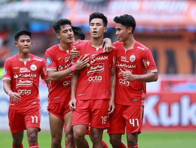 Diwarnai debut Witan Sulaeman, Persija Jakarta berhasil merebut kembali posisi puncak klasemen dari PSM Makassar setelah memetik tiga angka penuh atas tamunya Arema FC lewat kemenangan 2-0 dalam laga pekan ke-23 BRI Liga 1 2022/2023 di Stadion Patriot Candrabhaga, Bekasi, Minggu (12/2/2023) sore WIB. Meski tak mencetak gol, Witan Sulaeman berperan atas gol pertama Persija pada menit ke-36 yang dicetak lewat eksekusi penalti Hanif Sjahbandi. Umpan tendangan bebasnya ke dalam kotak penalti memaksa Achmad Figo melakukan pelanggaran yang berujung eksekusi penalti. Sementara gol kedua dicetak Michael Krmencik pada menit ke-78. (Bola.com/M Iqbal Ichsan)