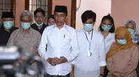 Presiden Joko Widodo atau Jokowi (tengah) menyampaikan keterangan atas meninggalnya sang ibunda Sujiatmi Notomiharjo di kediamannya di Solo, Jawa Tengah, Rabu (25/3/2020). (Foto: Biro Pers Setpres)