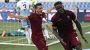 Bek AS Roma, Mapou Yanga-Mbiwa melakukan selebrasi usai mencetak gol ke gawang Lazio pada laga liga Serie A italia di Stadion Olimpico, Itali, Selasa dini hari (26/5/2015). Lazio menyerah 0-1 dari AS Roma. (Reuters/Alessandro Bianchi)
