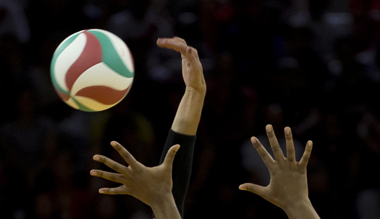 Pevoli AS, Lauren Paolini, sedang melakukan spike ke arah pertahanan Peru dalam Pan Am Games 2015 di Toronto, Kanada. (16/7/2015). (AP Photo/Rebecca Blackwell)