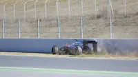 Mobil Fernando Alonso menabrak dinding pembatas Sirkuit Katalunya (Marca.com)