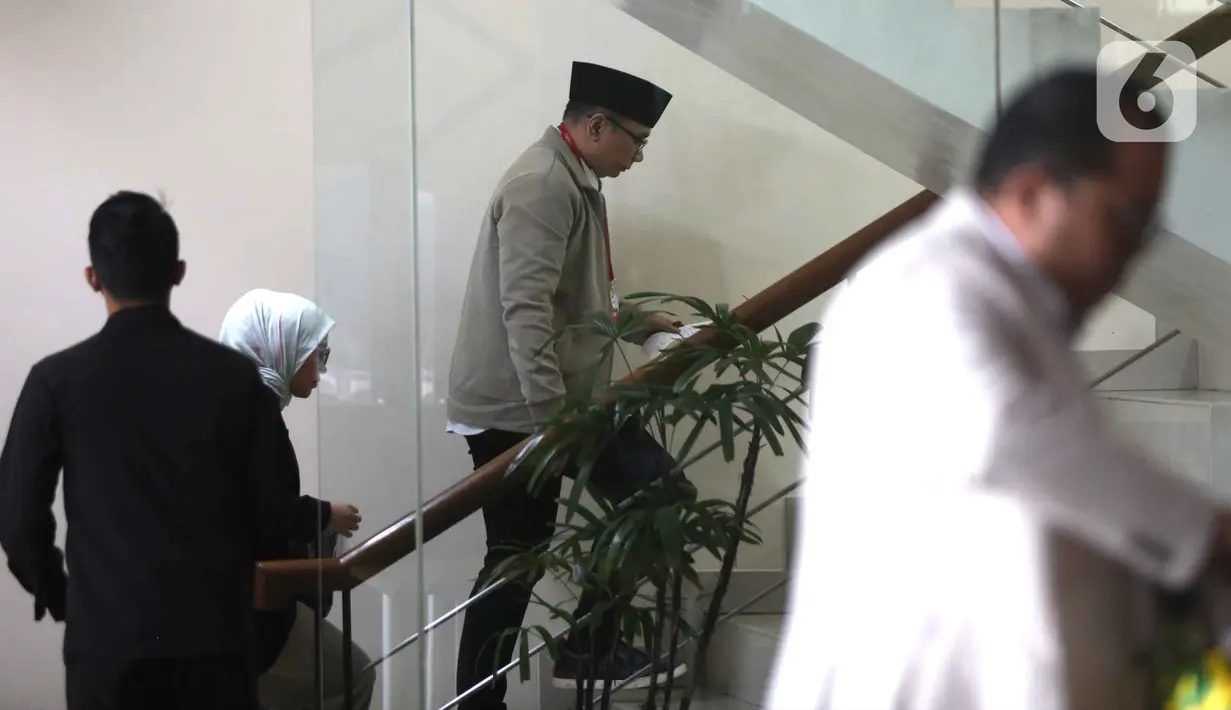 KPK secara resmi mengumumkan penetapan dua tersangka dalam perkara ini pada Jumat 9 Januari 2026, yakni Yaqut Cholil Qoumas dan Ishfah Abidal Aziz alias Gus Alex. Tampak dalam foto, mantan Menteri Agama, Yaqut Cholil Qoumas (tengah) sesaat sebelum menjalani pemeriksaan di gedung Merah Putih Komisi Pemberantasan Korupsi (KPK), Jakarta, Kamis (12/3/2026). (Liputan6.com/Helmi Fithriansyah)