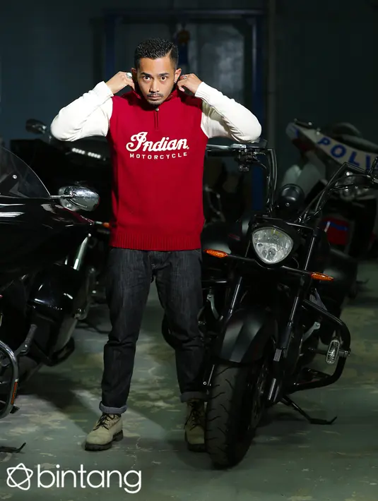 Dalam sebuah wawancara dan pemotretan khusus di ruang pamer moge Indian Motorcycle Indonesia di bilangan jalan RS. Fatmawati, Jakarta Selatan, pada Selasa (14/7/2015), Yama mengaku berawal dari penasaran lalu terbawa mimpi. (Galih W. Satria/Bintang.com)