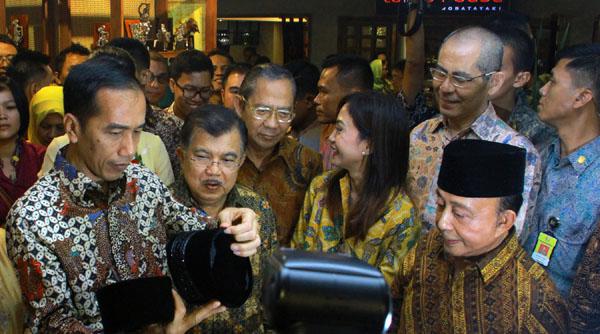 Jokowi dan Jusuf Kalla di Pasaraya/ Copyright by Vemale.com
