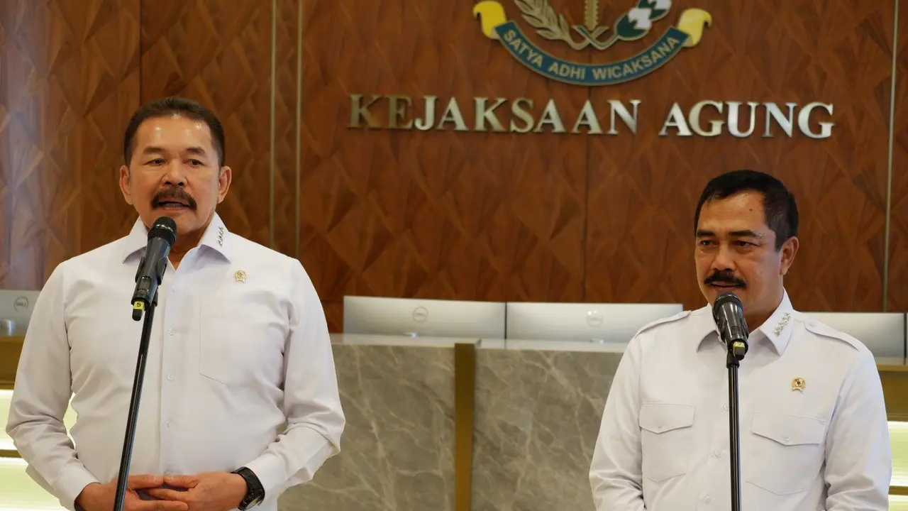 Jaksa Agung ST Burhanuddin menerima kunjungan Menteri Imigrasi dan Pemasyarakatan Agus Andrianto di Gedung Utama Kejagung, Senin (25/11/2024).