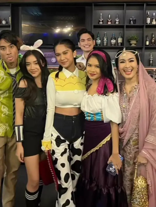 Devano Danendra cosplay jadi Shaggy Rogers mengenakan kemeja hijau dan long pants coklat. [@isdadahlia]